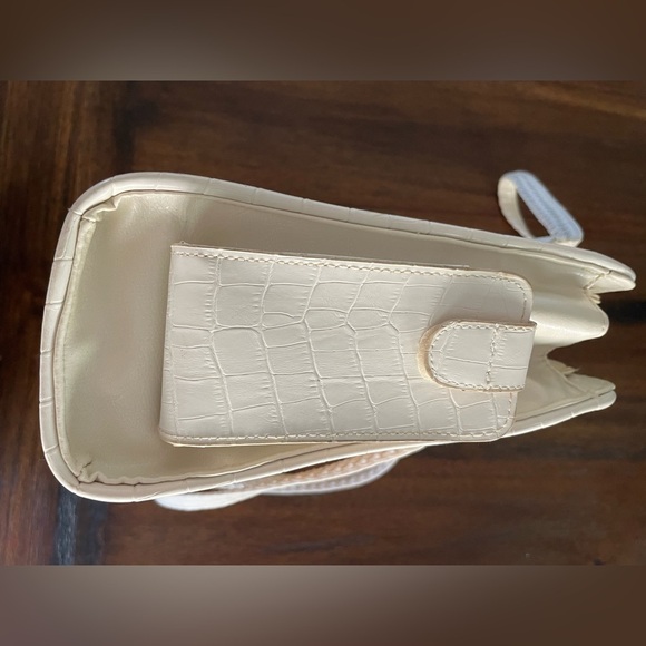 Vintage White and Straw Handbag - Picture 4 of 5